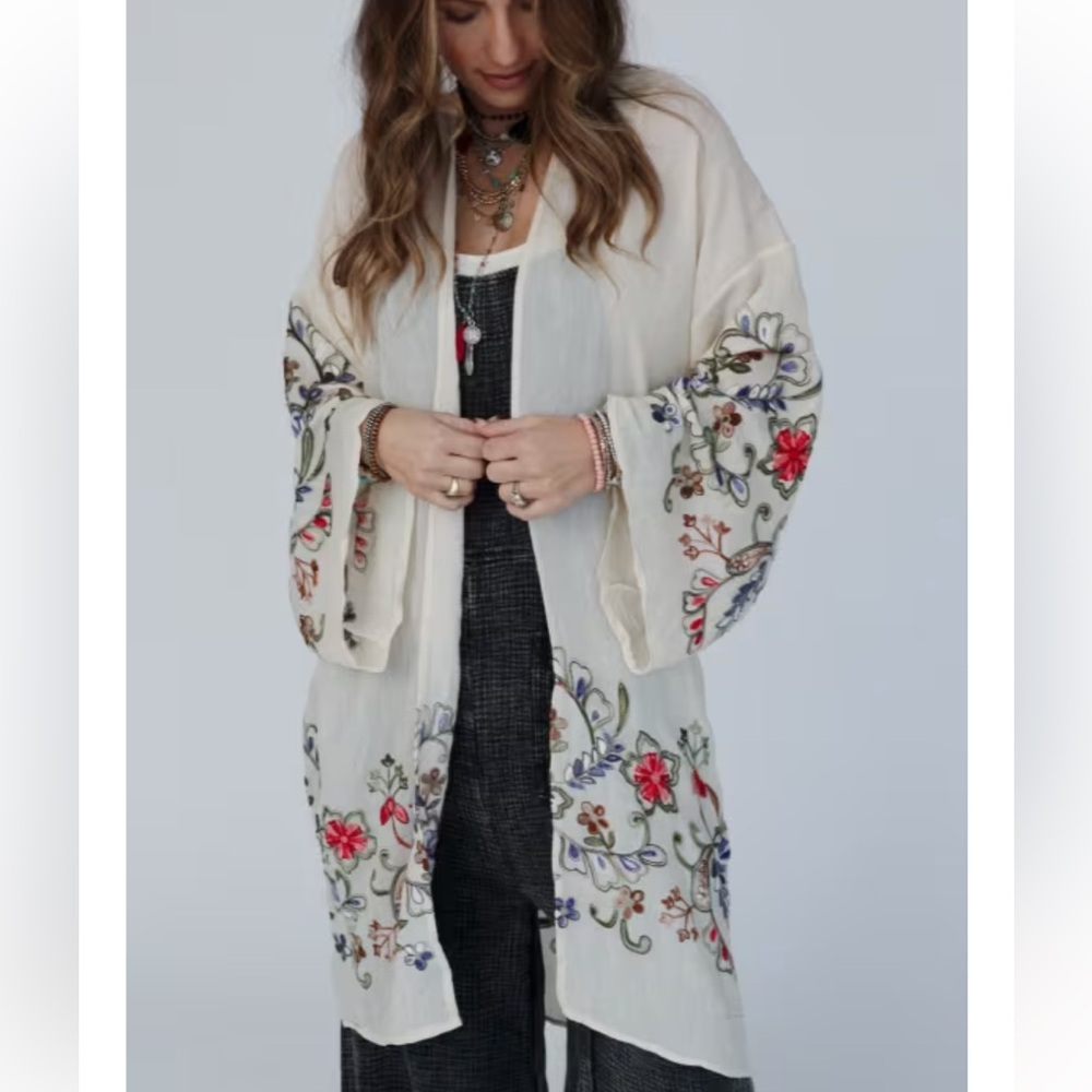 THREE BIRDS NEST: FUN IN FLORALS KIMONO -CREAM NWOT